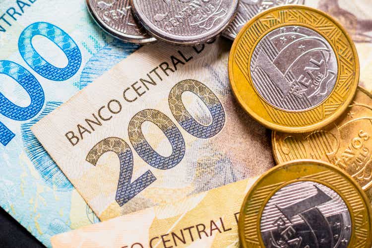 En esta ilustración fotográfica el detalle del billete de doscientos reales y unas cuantas monedas reales, veinticinco centavos. El Real es el dinero actual en Brasil