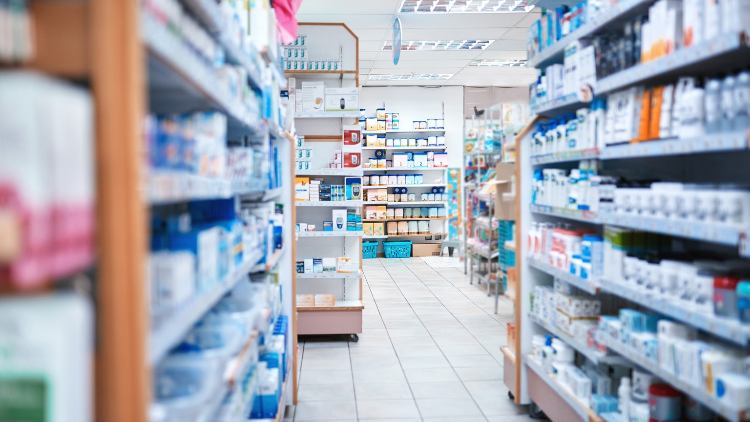 CVS, Walmart to cut pharmacy hours amid labor concerns (NYSE:CVS) | Seeking  Alpha