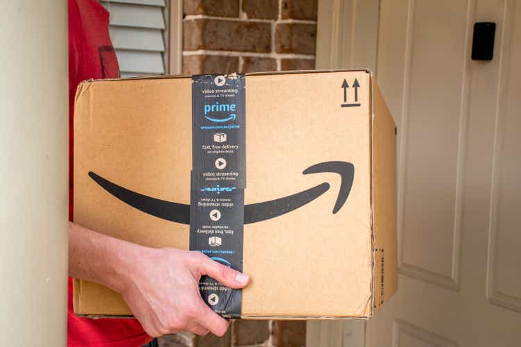 Sydney, Australien - 2020-03-08 Amazon Prime Boxanlieferung an eine Haustür eines Wohnhauses