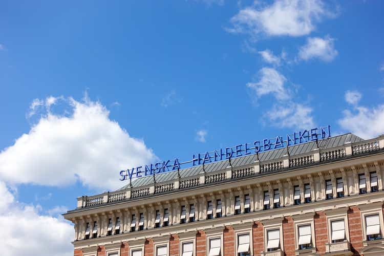 Svenska Handelsbankens huvudkontor i Stockholm mot blå himmel