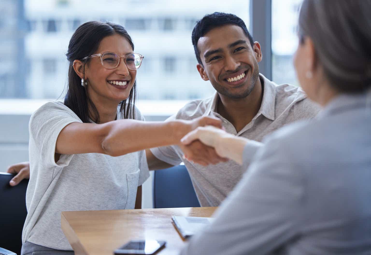 Re meet. Молодая пара здоровается с менеджером. Handshake for couples. Жмут руки и обмениваются деньгами фото.