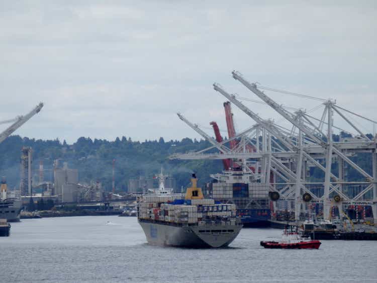 Matson barco remolcado fuera del puerto de Seattle