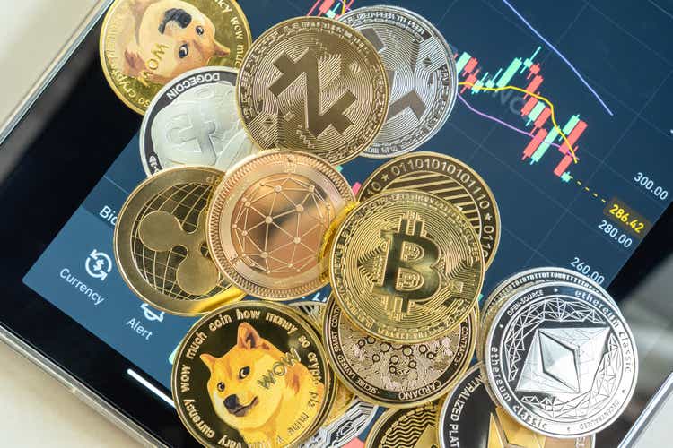 Criptomoneda en la aplicación comercial Binance, Bitcoin BTC con moneda criptográfica de moneda digital altcoin, BNB, Ethereum, Dogecoin, Cardano, mercado fintech descentralizado defi p2p