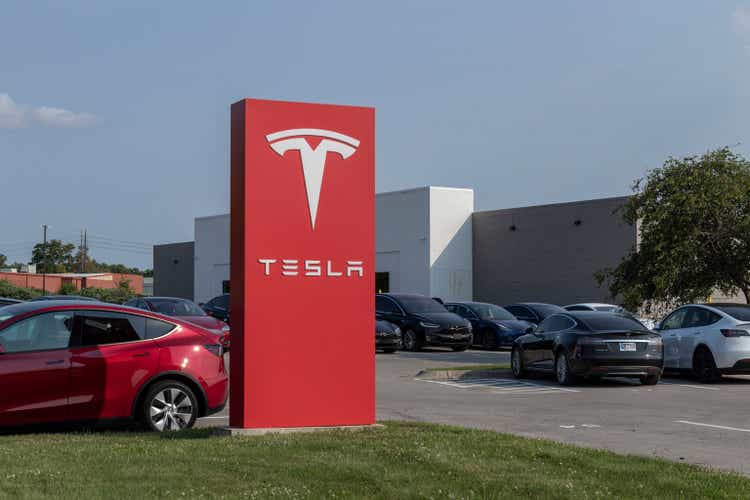 Tesla electric vehicles EV Car and SUV dealership. Tesla products include electric cars, battery energy storage and solar panels.