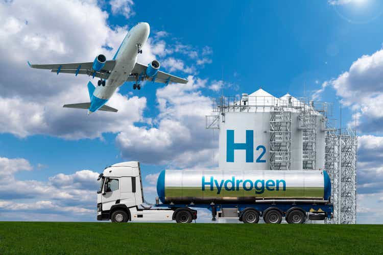 Airplane and hydrogen tank trailer