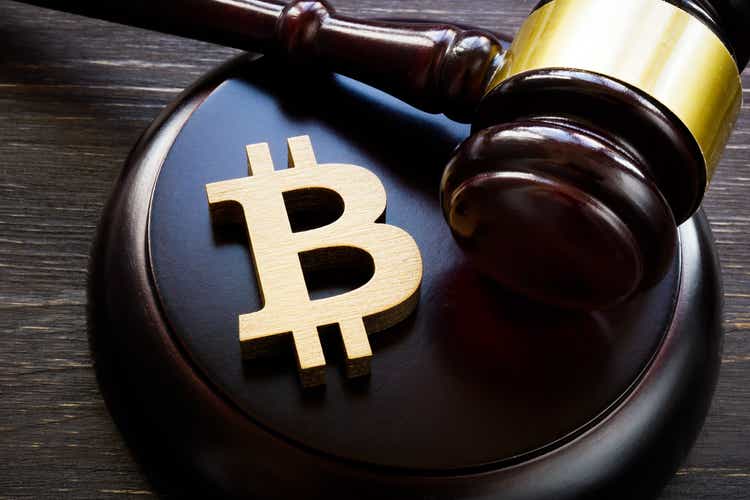 Símbolo e martelo de Bitcoin para regular o mercado de criptomoedas.
