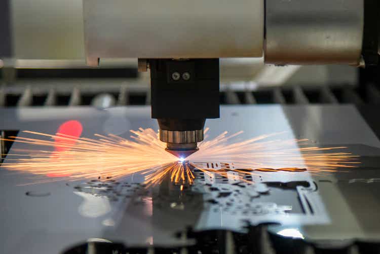 The fiber laser cutting machine cutting machine cut the metal plate.