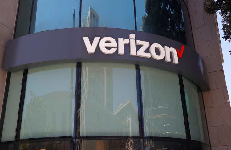 Verizon slips further as it expects wireless subscriber decline (NYSE:VZ)