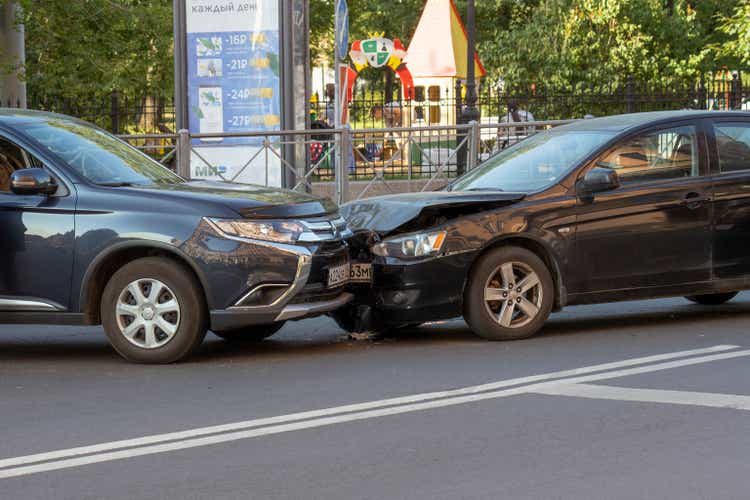 a traffic accident at an intersection, an accident, two cars crashed at a traffic light