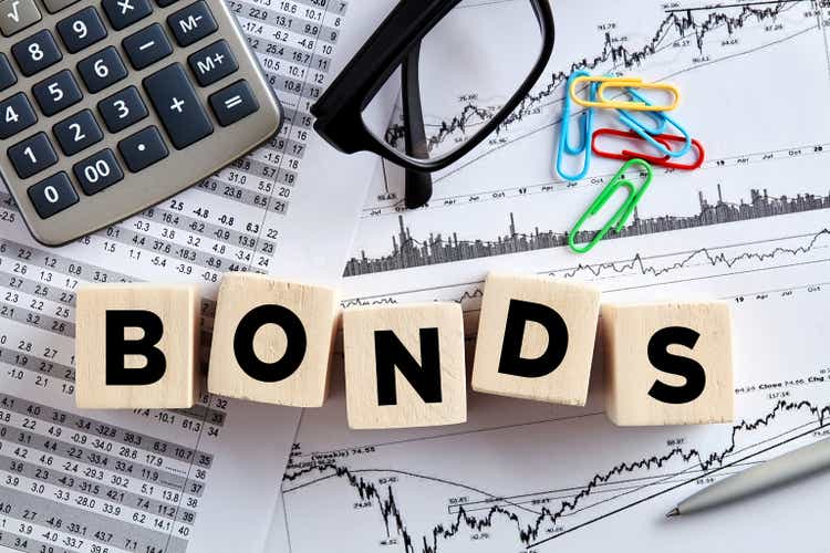 A palavra Bonds em cubos de madeira com desktop de escritório.  Bolsa de valores de finanças corporativas