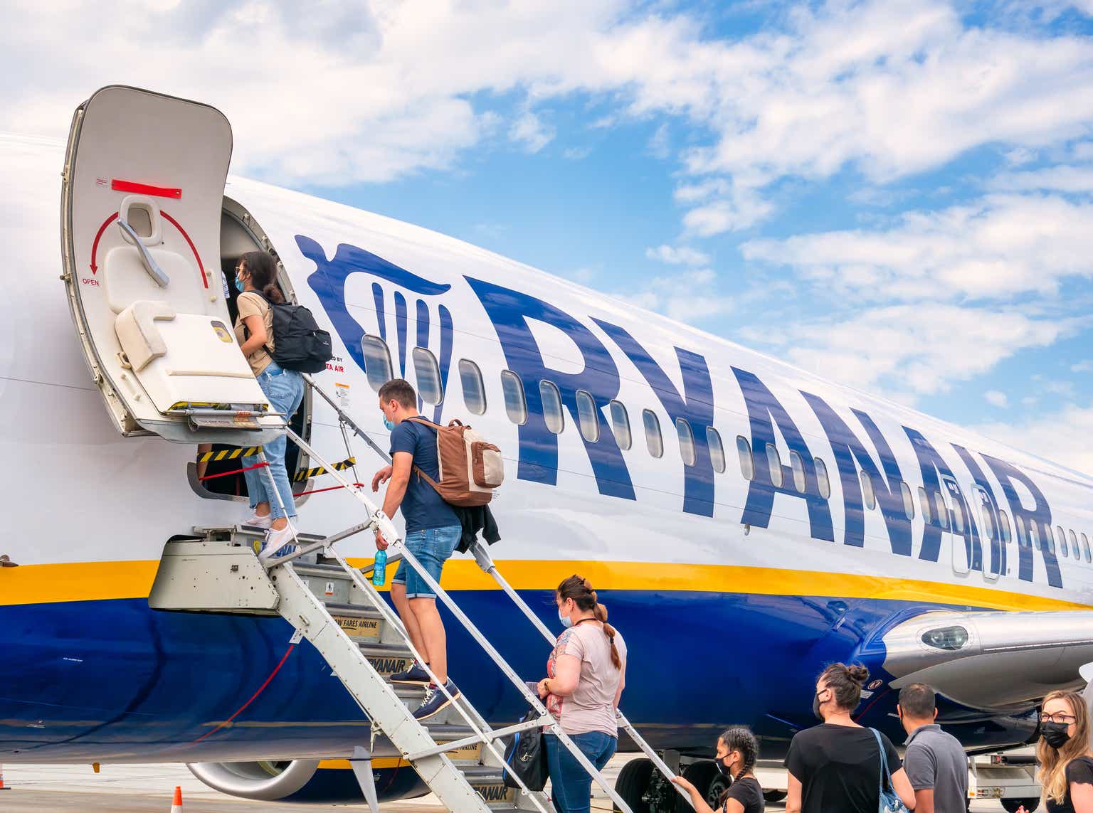 Авиабилеты 20 августа. Ryanair трап. Реклама на самолете. Авиабилеты реклама. Ryan Airlines.