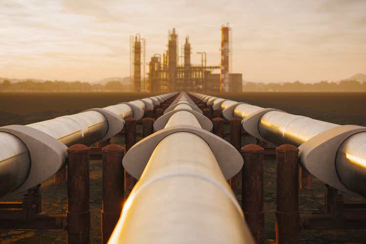 Ölraffinerie und Pipeline in der Wüste bei Sonnenuntergang