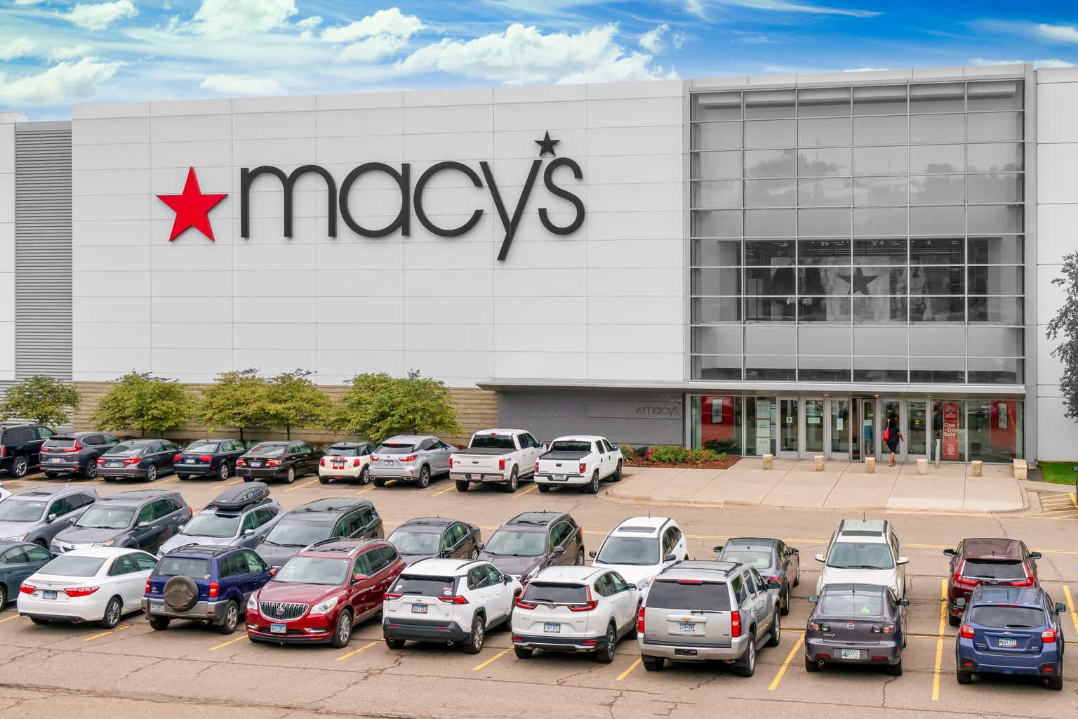 Macy's Shares Putting In Floor Despite Negative Profit Growth