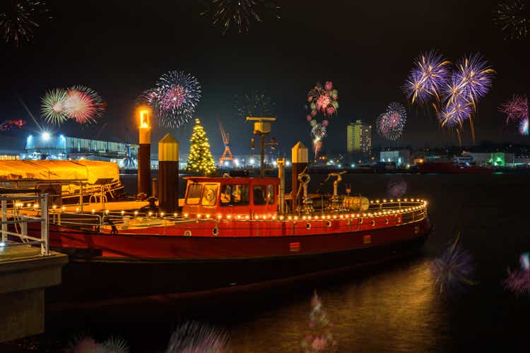 Кильская гавань с атмосферой Нового года ночью. Морской новогодний фейерверк сельбрации. Фейерверк над Килем-Фертом, Шлезвиг-Гольштейн, Ге�