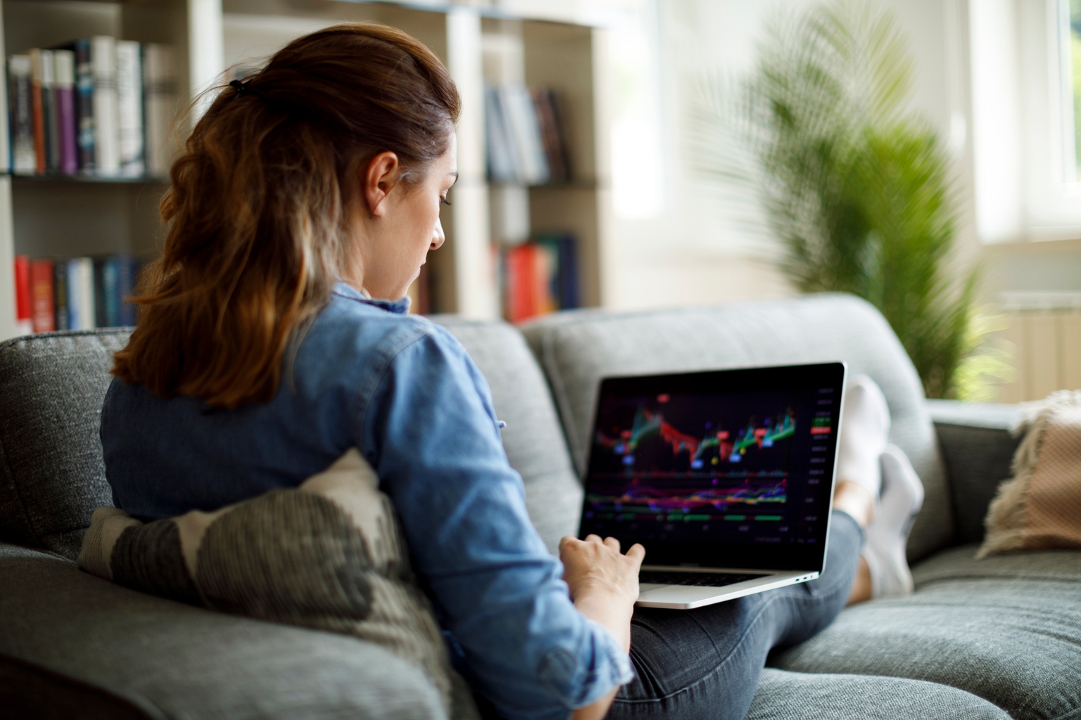Charles Schwab: Riding The Wave Of Interest Rates – Cautious Buy (NYSE:SCHW)