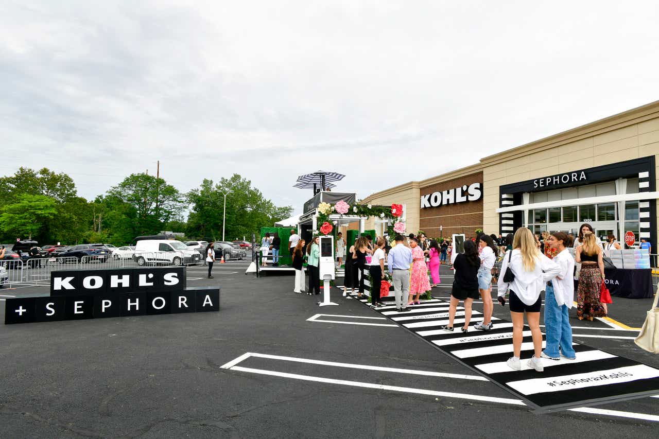 Kohl's no longer in talks to sell the company. But pressure remains., kohl's  