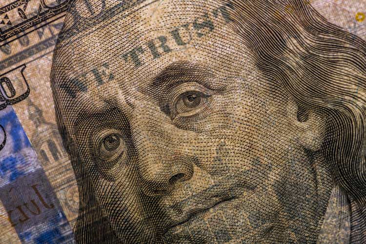 Портрет Бенджамина Франклина с купюры в 100 долларов с видимым на свету WE TRUST