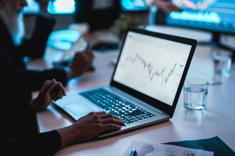 Traders team making stock market analysis inside hedge fund office - Bank teamwork discussing business strategies - Finance and trading concept - Focus on hand