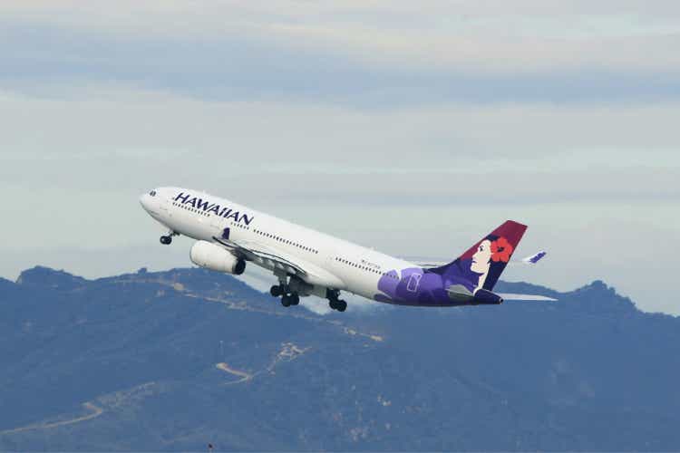 Máy bay Airbus A330 của Hawaiian Airlines cất cánh tại Sân bay Quốc tế Los Angeles (<a href =