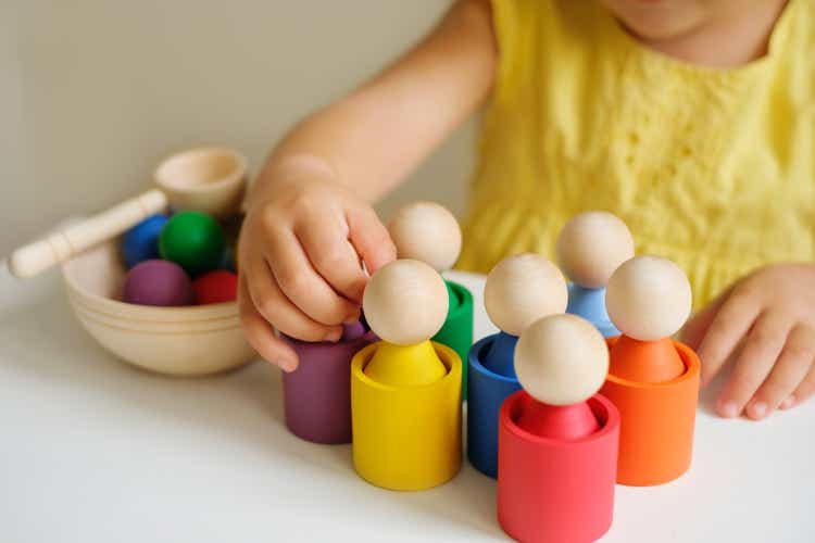 Un moderno clasificador de toy hecho de madera, para el estudio de las flores por niños en edad preescolar