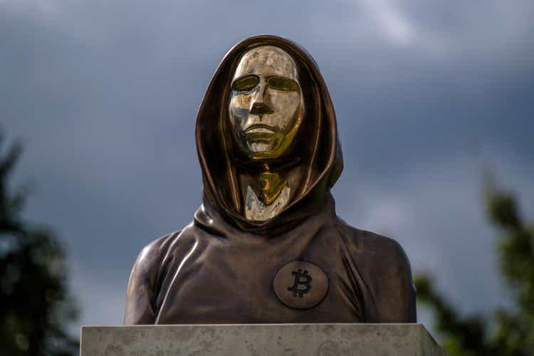 Statue Honors Bitcoin Inventor "Satoshi Nakamoto" In Budapest Park