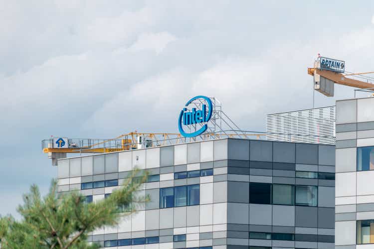 Intel Firmenlogo auf dem Dach.