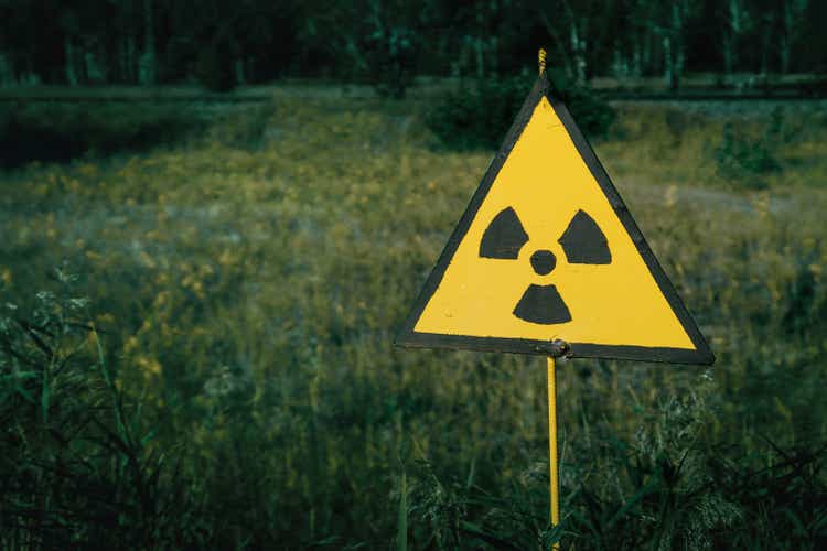 Strahlungsgefahrenzeichen im Roten Wald - Tschernobyl-Sperrzone, Ukraine