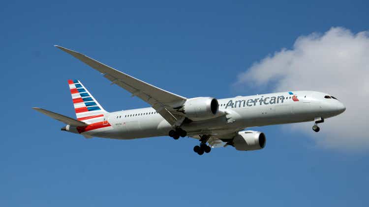 American Airlines Boeing 787 Dreamliner Prepares for Landing at Chicago O"Hare