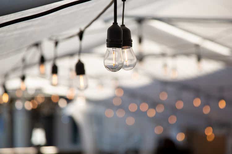 retro hanging bulbs