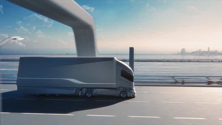 Concetto di tecnologia futuristica: camion autonomo a guida autonoma con rimorchio cargo su strada con sensori di scansione. Camion elettrico 3D a emissioni zero che guida velocemente sul scenic Highway Bridge.