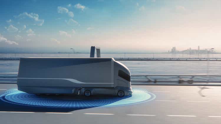 Concepto de tecnología futurista: camión camión autónomo autónomo con remolque de carga en la carretera con sensores de escaneo. Efectos especiales de un vehículo eléctrico de cero emisiones analizando la autopista.