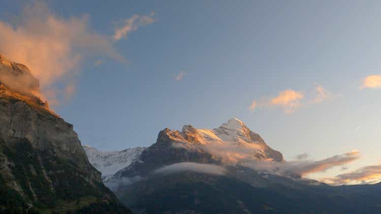 Malerischer Blick auf den Sonnenaufgang über den europäischen Alpen