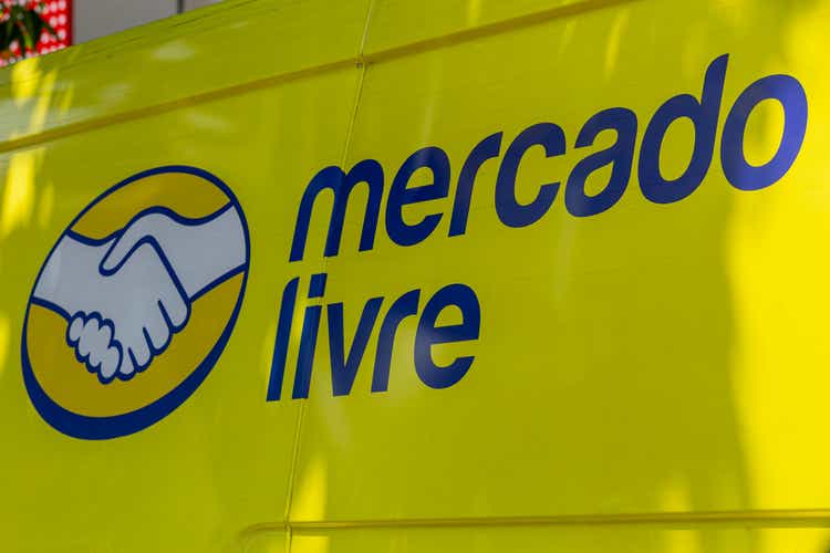 The MercadoLibre truck delivers products with an electric van