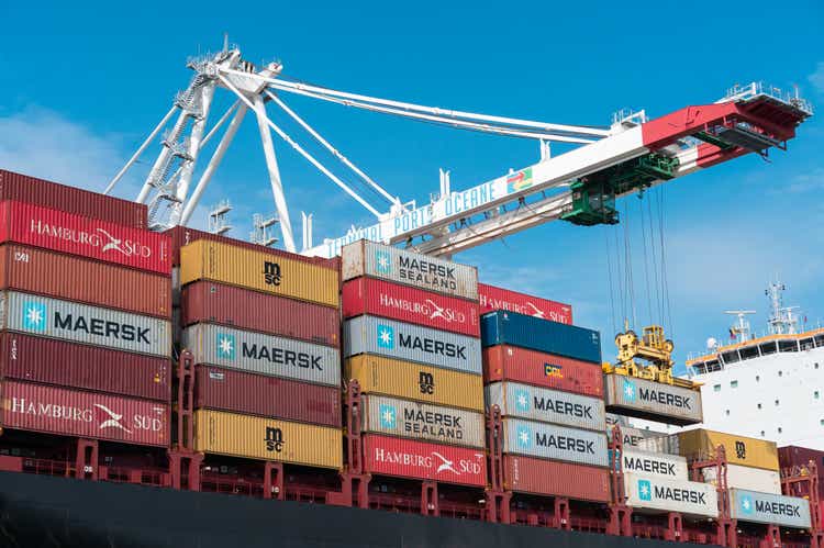 Crane unloading containership