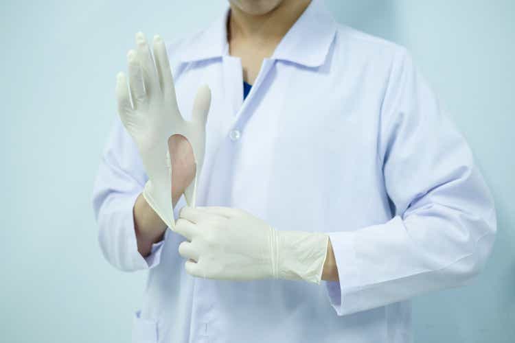 Medical technologist wear broken latex gloves