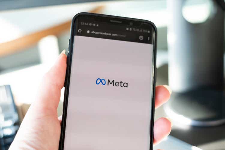 Веб-адрес Facebook теперь отображает логотип Meta.