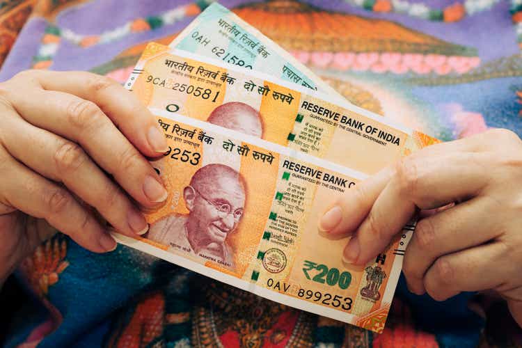 Indian rupees, Banknotes of the new series, Held in women"s hands