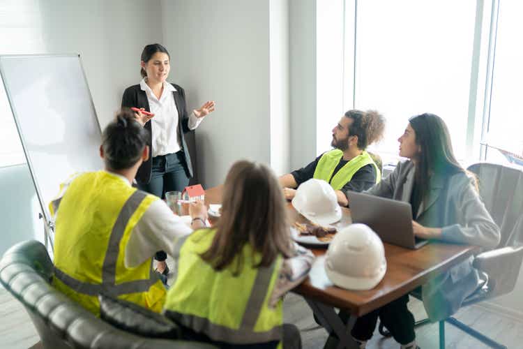 Architekten sprechen über ein neues Projekt im Büro