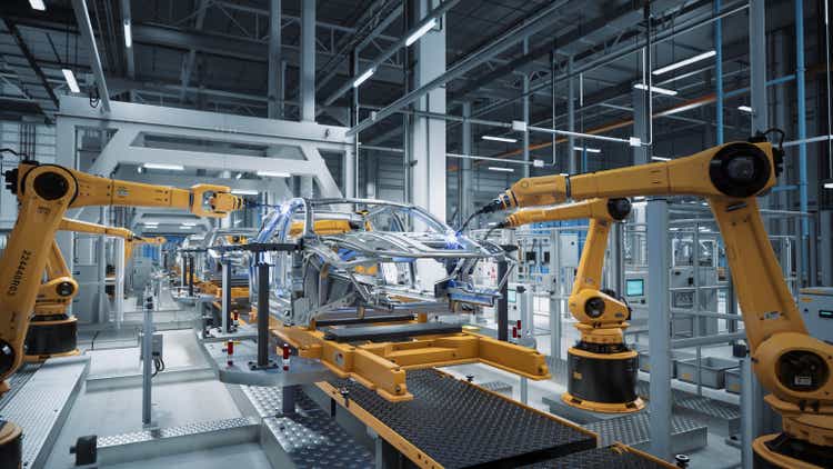 Car Factory 3D-Konzept: Automatisierte Roboterarm-Montagelinie Herstellung von High-Tech-Elektrofahrzeugen mit grüner Energie. Automatische Konstruktion, Bau, Schweißen Industrielle Produktion Förderband.
