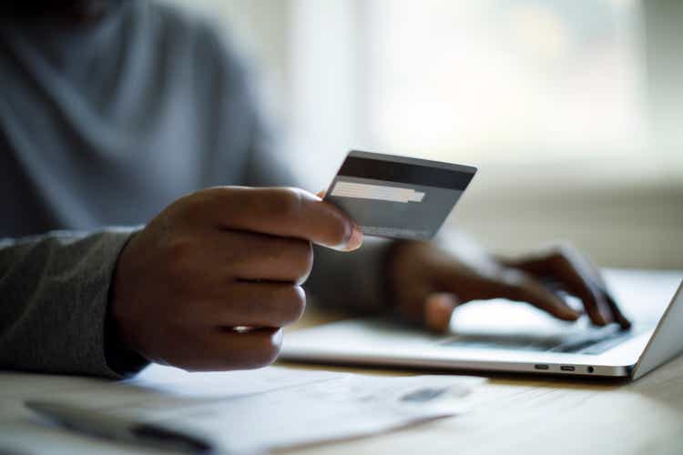 Мужчина, использующий кредитную карту и ноутбук для онлайн-покупок