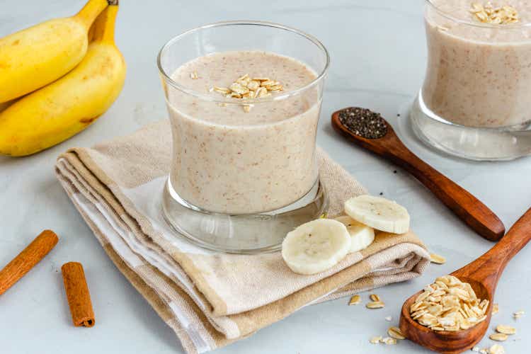 Healthy Oatmeal Smoothi e with Fruits and Seeds