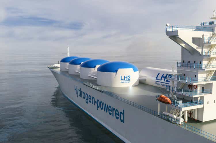 Liqiud H2 Hydrogen renewable energy in vessel - LH2 hydrogen gas for clean sea transportation on container ship with composite cryotank for cryogenic gases