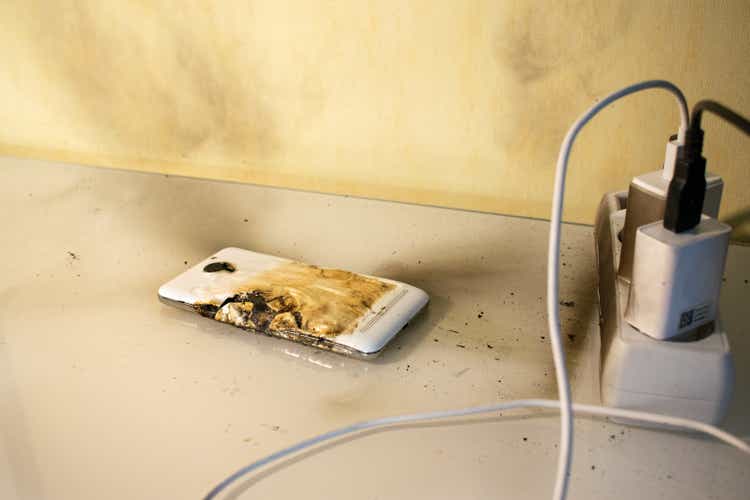 Smartphone battery explosion as a result of a long charge