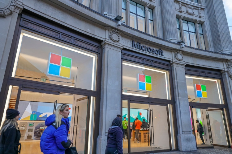 Microsoft jumps as tech giant delivers 'cloud guidance ... heard around the world' - Vimarsana News