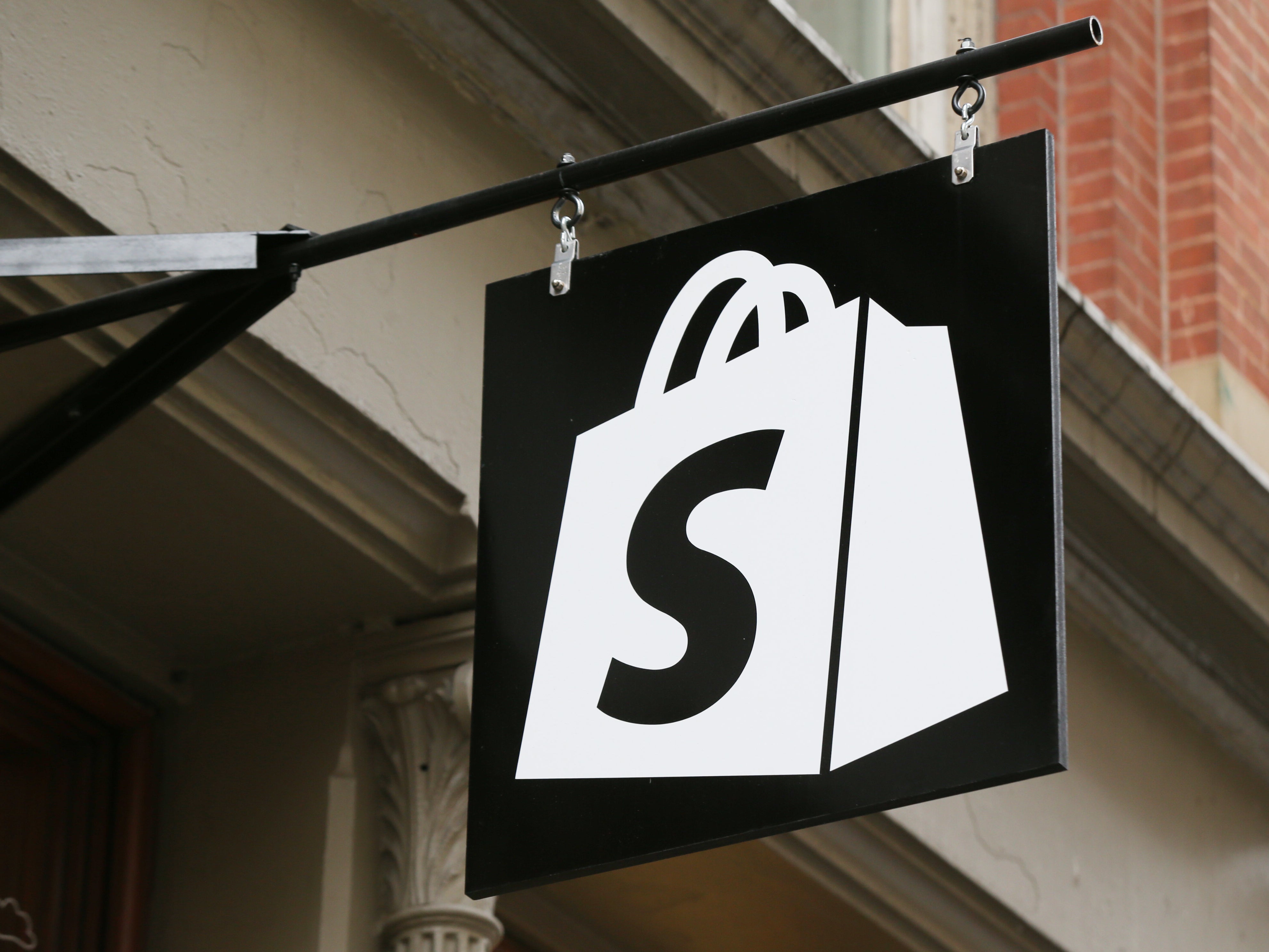  Shopify Strike Deal to Open  Logistics to Sellers