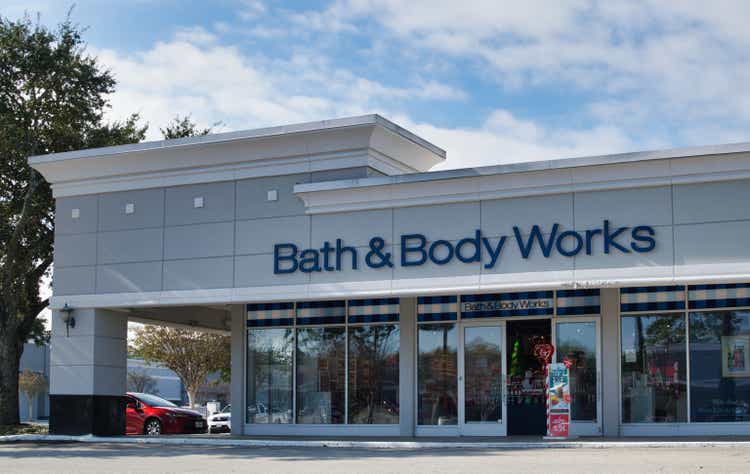 Mặt tiền cửa hàng và bãi đậu xe của Bath and Body Works ở Houston TX.