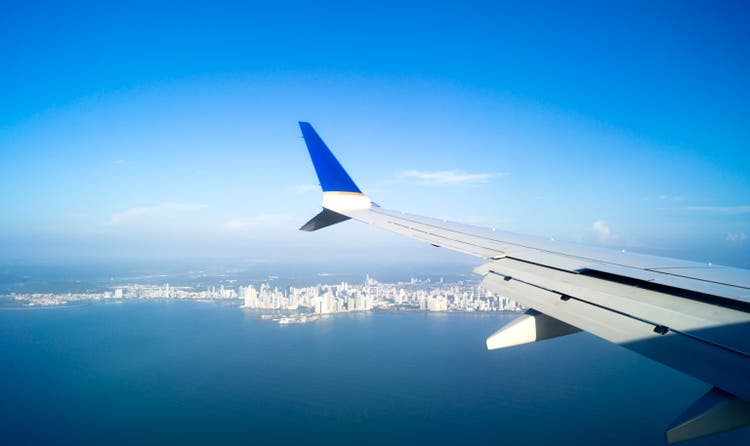Vue de Panama City depuis l’intérieur d’une fenêtre d’avion de Copa Airline, Panama City, Panama, 14 novembre 2021