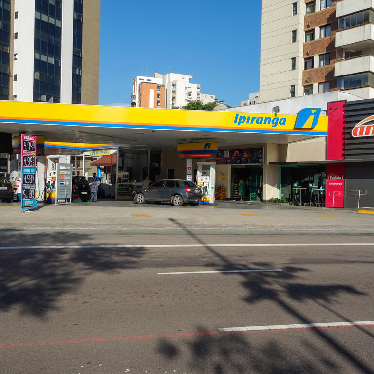 Sao Paulo, Brasil: vista frontal de la petrolera brasileña y gasolinera Ipiranga. Logotipo de la marca