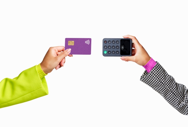 Contactless payment with card and smartphone