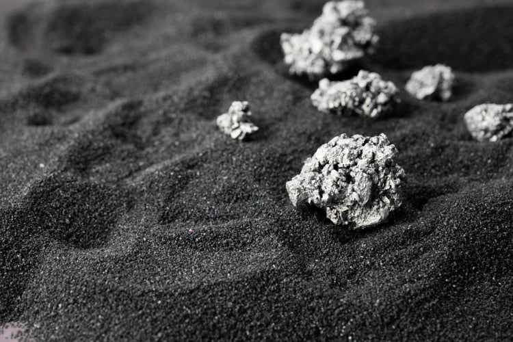 Pure silver or platinum from the mine that was unearthed was placed on the black sand.